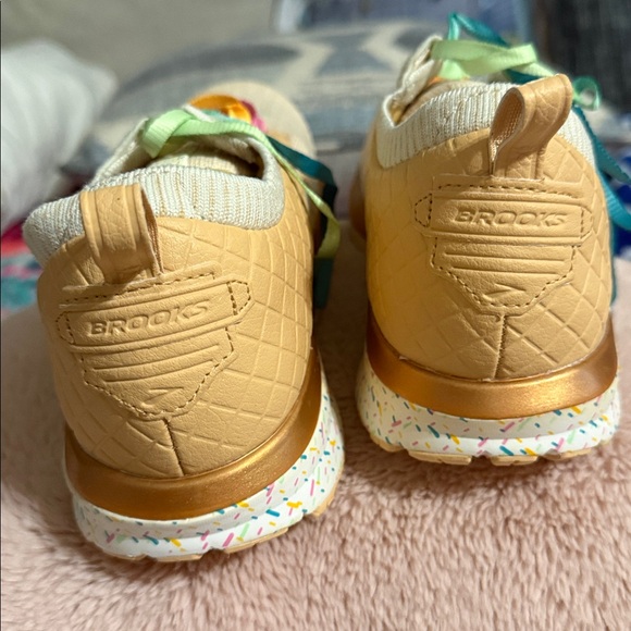 NWOB - Brooks Tan Sneakers with Multicolor Laces - Women’s size 9 - Picture 2 of 6
